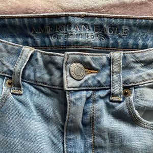 AMERICAN EAGLE LOW-RISE LIGHT BLUE JEANS